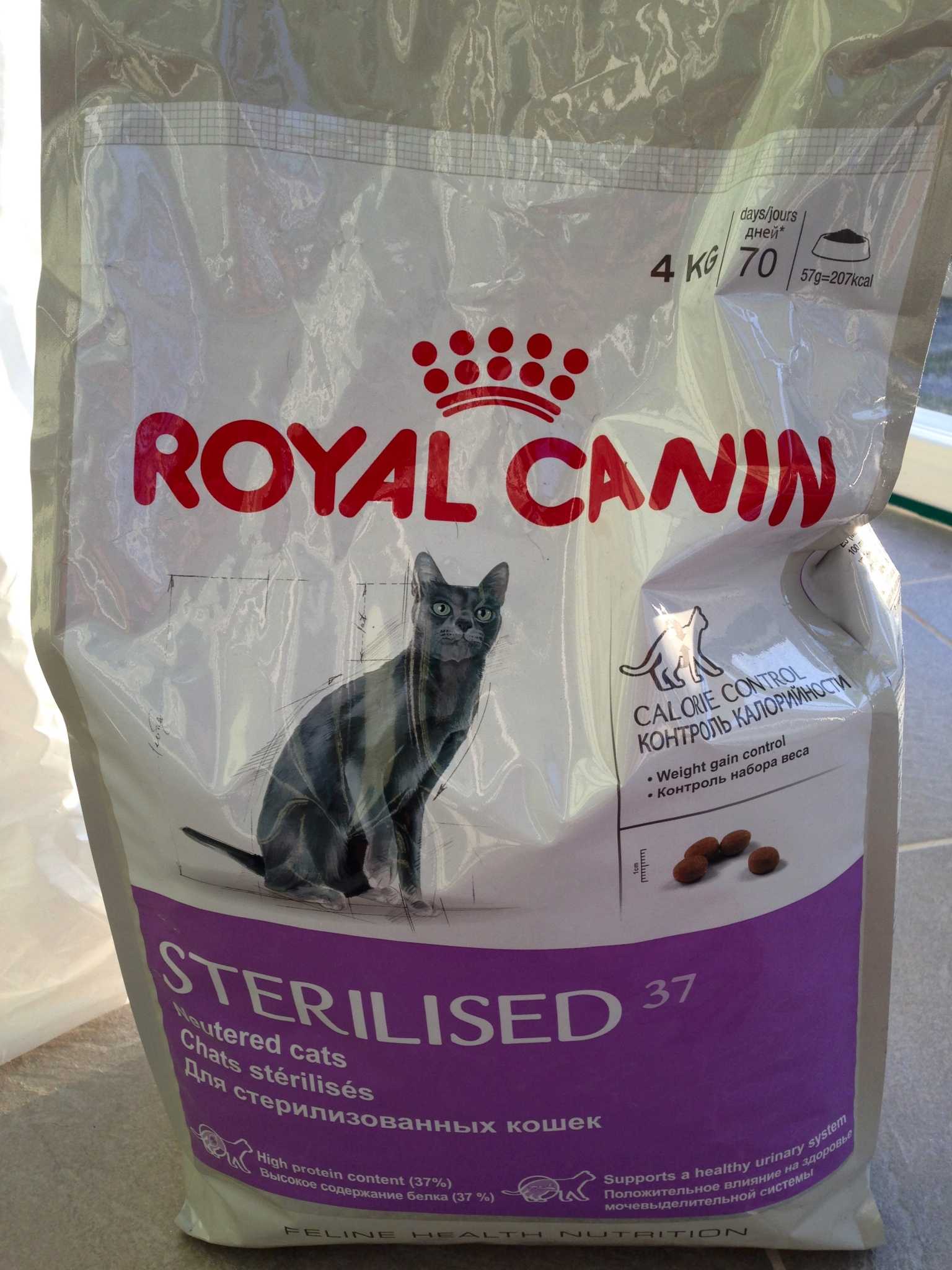 Какой корм для стерилизованного кота лучший. Royal Canin Sterilised, 4кг. Роял Канин для стерильных кошек. Роял Канин для стерилизованных кошек 4 кг сухой корм. Royal Canin Sterilised 37 4 кг.