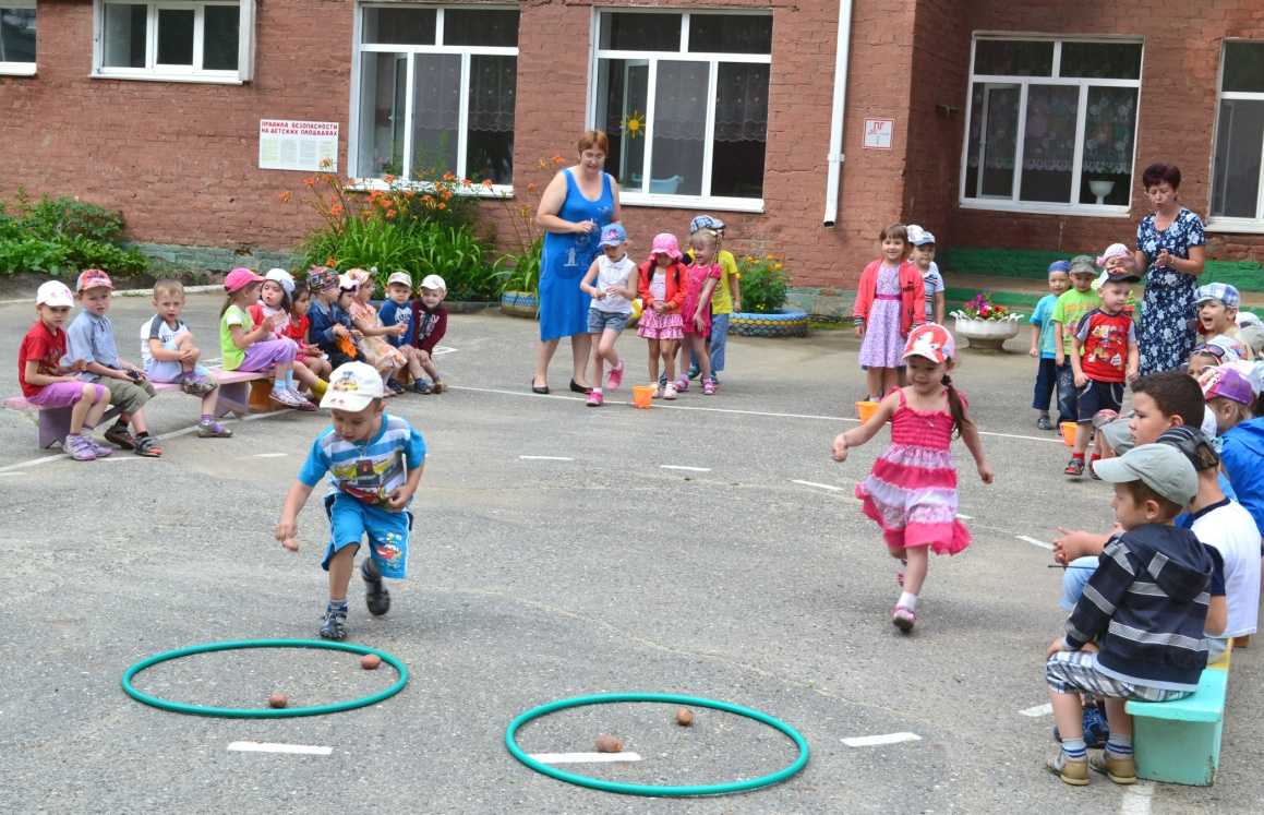 Лето на улице в детском саду. Летние игры в детском саду. Прогулка в детском саду. Летние игры в детском саду на улице. Игры летом в детском саду.